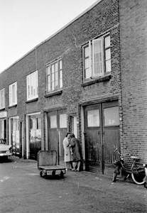 58452 Gezicht op de voorgevels van de huizen Hoenderstraat 29-hoger te Utrecht; rechts het huis nr. 29..N.B. De ...